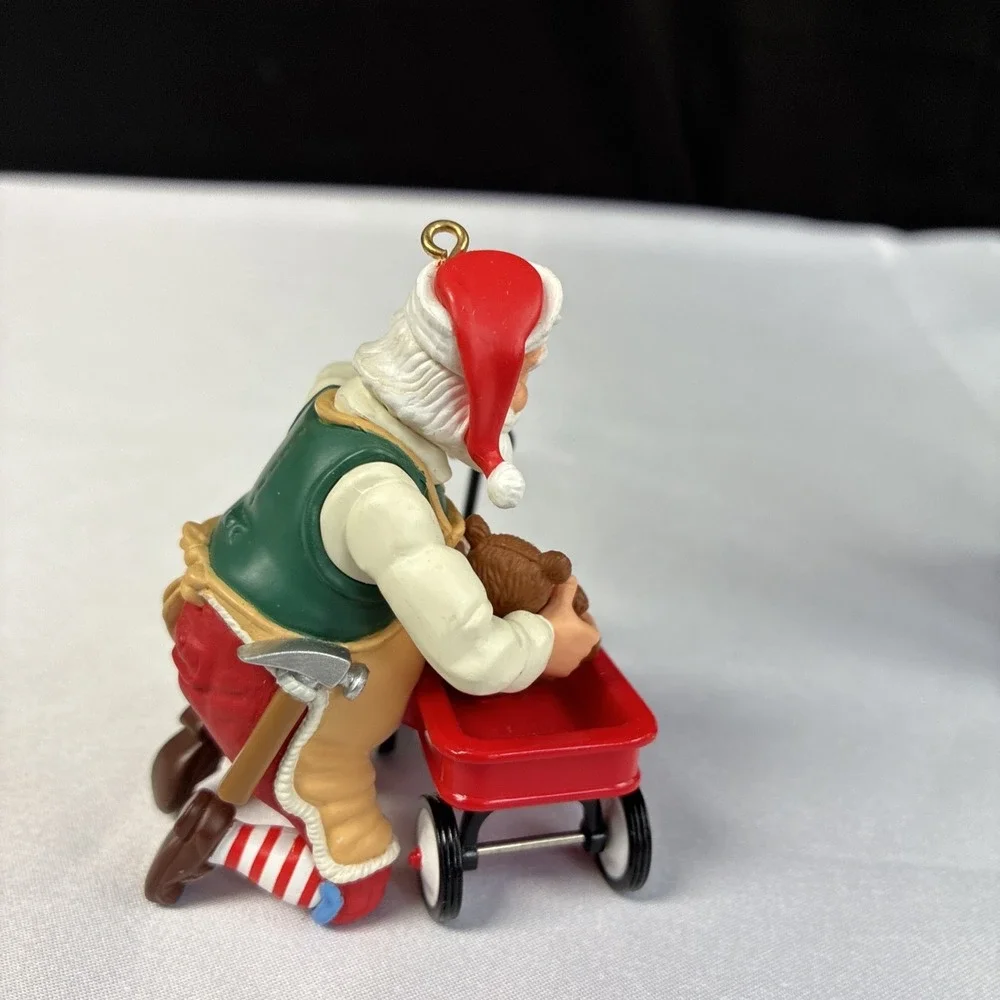 Hallmark 2004 Toymaker Santa Series 5 Keepsake Ornament QX8124 Multicolor